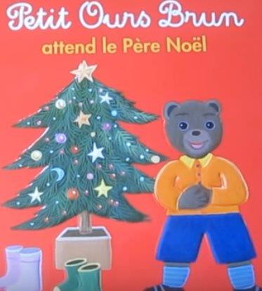 Petit ours brun attend le Pere Noel